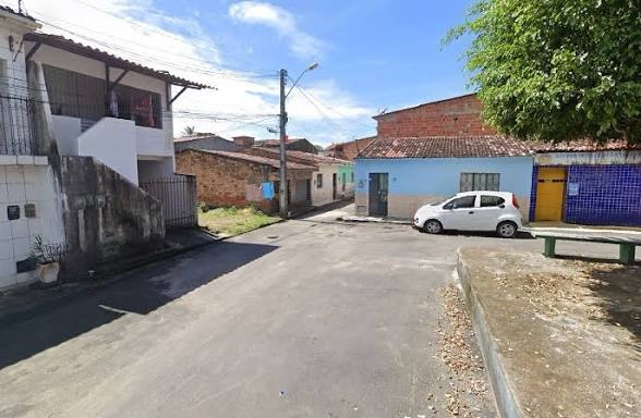 HOMEM É PRESO COM MACONHA, BALANÇA DE PRECISÃO E CELULARES DURANTE AÇÃO DA PM EM MACEIÓ