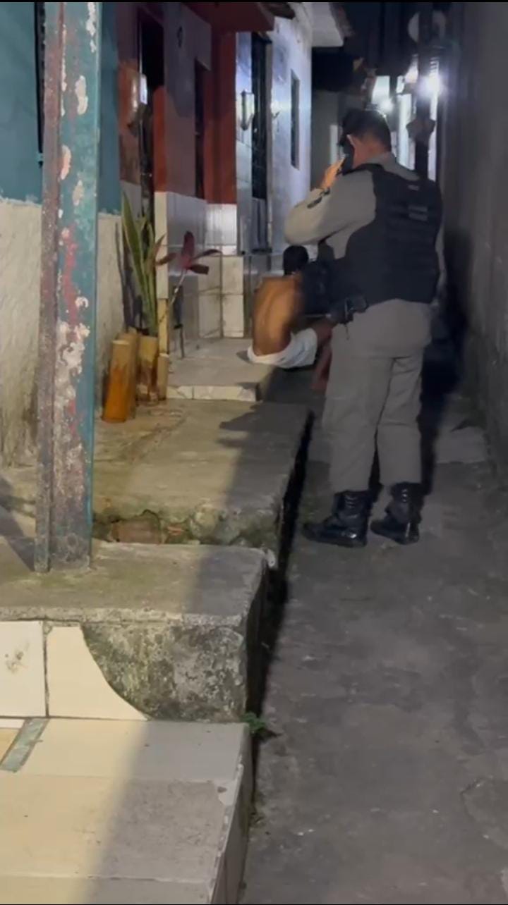 Encapuzados: Jovem de 22 anos é vítima de atentado próximo a campo de futebol