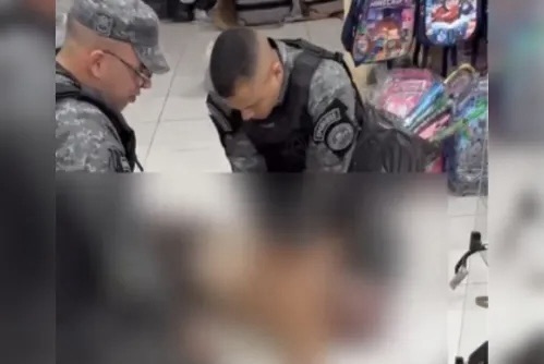 HOMEM SOFRE CRISE DE ASMA NO CENTRO DE MACEIÓ E PRECISA DE SOCORRO DO SAMU E DA PM