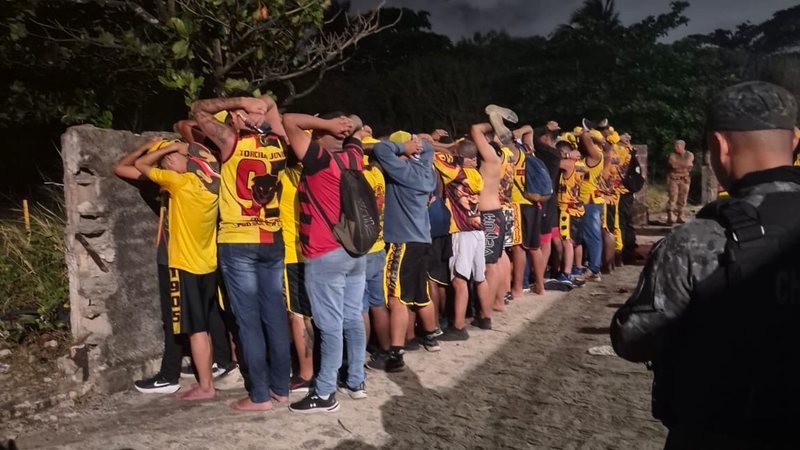 DEZENAS DE TORCEDORES DO SPORT SÃO DETIDOS APÓS CONFRONTOS COM A PM NO ESTÁDIO REI PELÉ