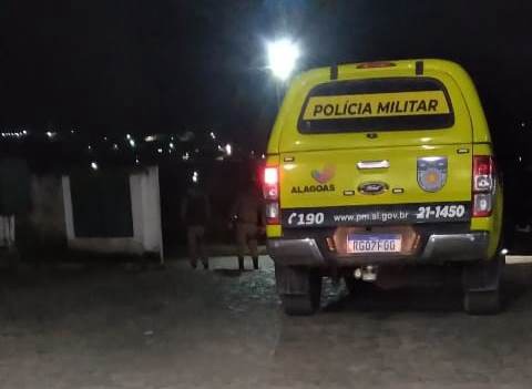 MULHER É ENCONTRADA MORTA COM MARCAS DE VIOLÊNCIA EM TERRENO NO BENEDITO BENTES