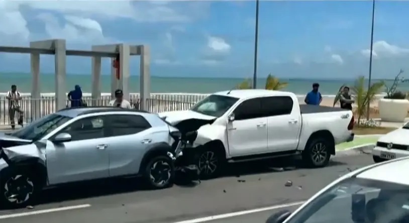 MOTORISTA EMBRIAGADO PROVOCA ENGAVETAMENTO COM CINCO VEÍCULOS NA ORLA DE MACEIÓ