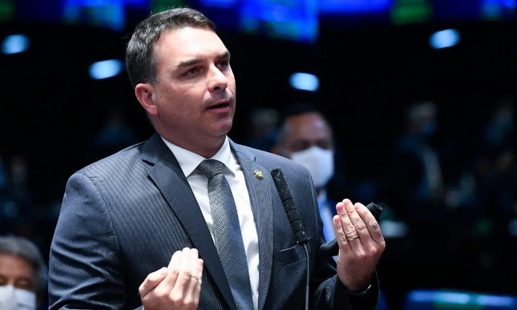 FLÁVIO BOLSONARO, AOS 45 ANOS, PODE ENTRAR PARA A HISTÓRIA COMO O PRESIDENTE MAIS JOVEM DESDE COLLOR