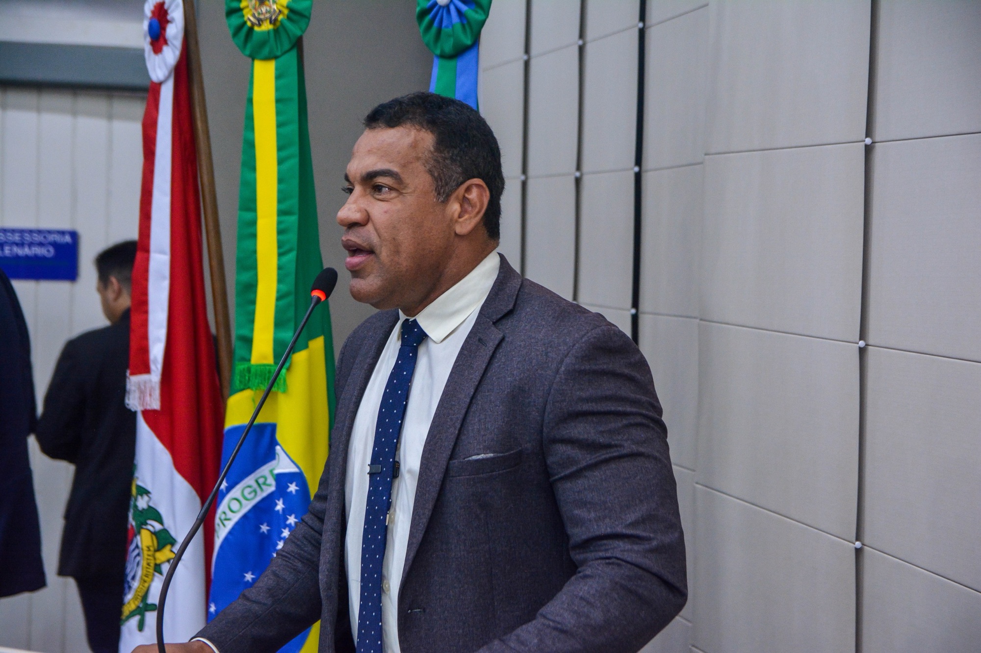 Vereadores comemoram fim da escala 6×1 e parabenizam professores por contribuição social