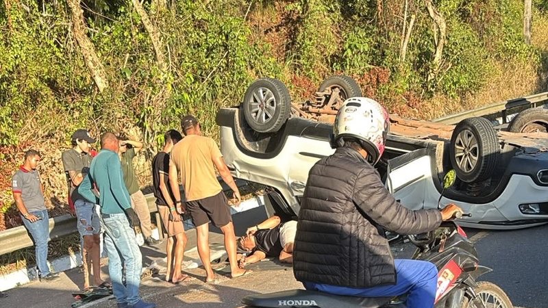 CARRO CAPOTA NA LADEIRA DO CATOLÉ E MOTORISTA PRECISA SER SOCORRIDO EM SATUBA