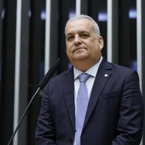 ALFREDO GASPAR COMEMORA APROVAÇÃO NA CÂMARA DE PROJETO QUE GARANTE PRIORIDADE NO ATENDIMENTO A MÃES E PAIS ATÍPICOS NO SUS