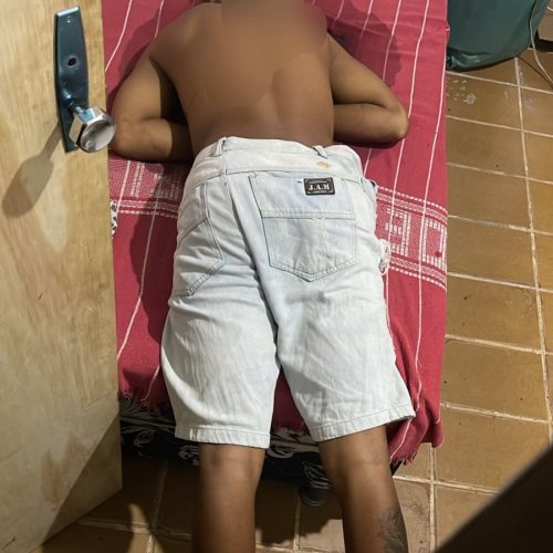 “Durante uma visita a um amigo no bairro do Clima Bom I, um jovem é executado com dois tiros nas costas.”