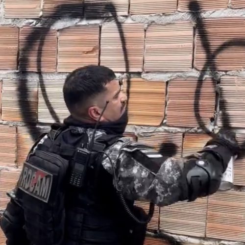 SARGENTO DA POLÍCIA MILITAR DESAFIA FACÇÕES, APAGA NOMES DO CRIME E MARCA TERRITÓRIO COM O NOME DA ROCAM NO COMBATE À CRIMINALIDADE