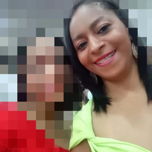 Adolescente confessa que segurou mãe enquanto namorado a esfaqueava