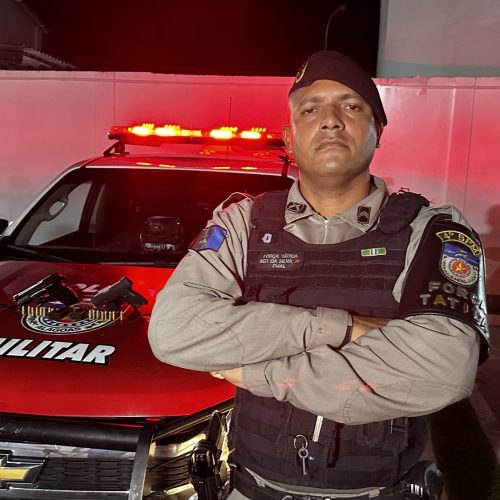 Força Tática do 4º Batalhão prende suspeito após denúncia de porte ilegal de arma na Ferinha do tabuleiro em Maceió.