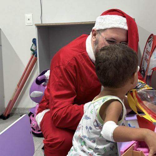 DR. MARCOS BRUNNO TROCA O JALECO PELA ROUPA DE PAPAI NOEL, VISITA HOSPITAL E LEVA ALEGRIA A CRIANÇAS, FAMÍLIAS E PROFISSIONAIS DA SAÚDE NO NATAL