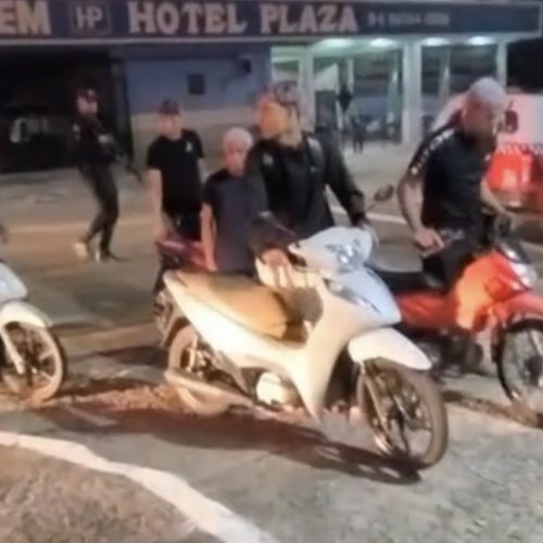 VÍDEO; JOVENS SÃO OBRIGADOS A LEVAR MOTOCICLETAS A PÉ ATÉ DEPÓSITO DA PM APÓS ARRUAÇA EM VIA PUBLICA
