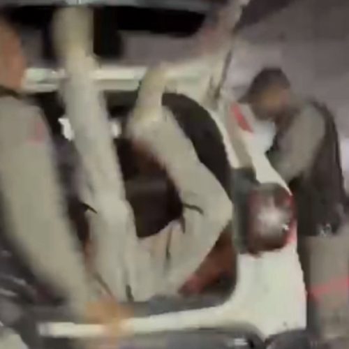 VÍDEO: EM SATUBA, AÇÃO DA PM CHAMA ATENÇÃO PELA FORMA CARINHOSA AO CONDUZIR HOMEM À CÁPSULA DE CONTENÇÃO