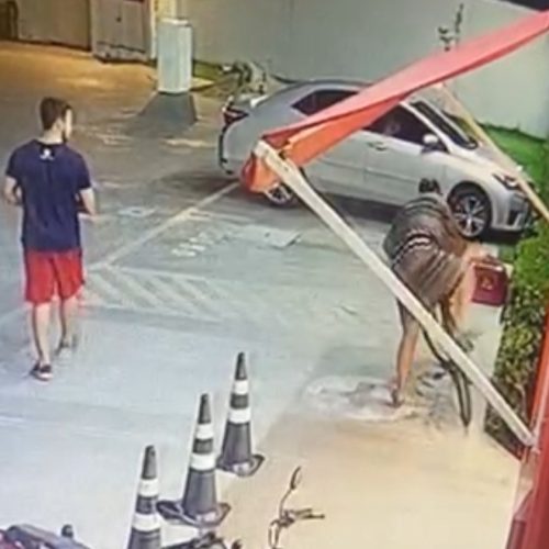 Vídeo viraliza ao mostrar mulher furtando uma bicicleta em estacionamento de farmácia.