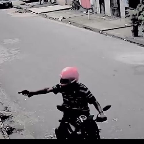 VÍDEO: CÂMERA FLAGRANTE: MÃE E FILHA DE 2 ANOS SÃO RENDIDAS POR CRIMINOSO ARMADO EM MACEIÓ