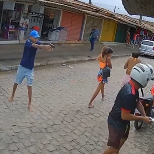 VÍDEO: CÂMERA DE SEGURANÇA FLAGRA MOMENTO EM QUE HOMEM É ASS4SSINADO A 71ROS EM PLENA LUZ DO DIA NO JACINTINHO, MACEIÓ.