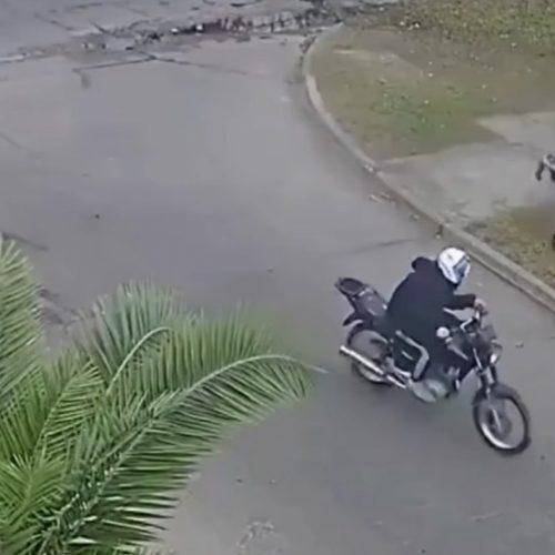 VÍDEO: BANDIDOS TENTAM ASSALTAR POLICIAL, QUE REVIDA COM TIROS E ATINGE OS CRIMINOSOS