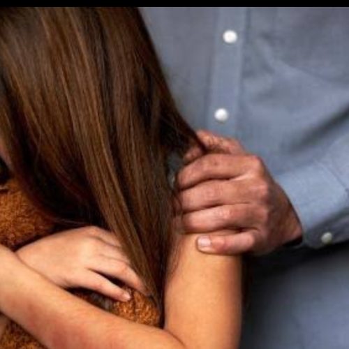 CRIANÇA COLA PARTES ÍNTIMAS PARA EVITAR SER ABUSADA PELO PADRASTO.&nbsp;