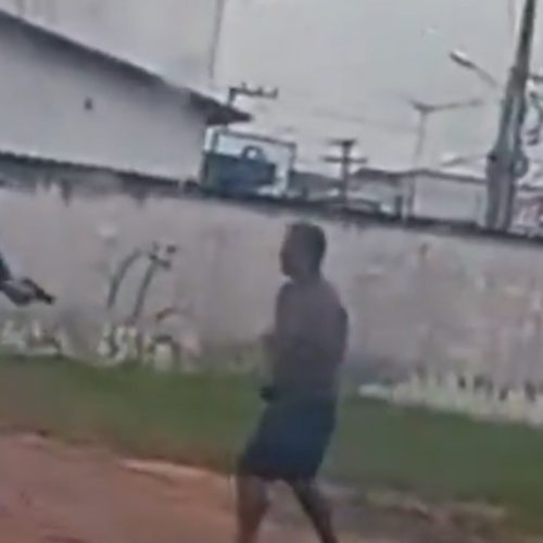 VÍDEO: HOMEM EM FÚRIA AVANÇA CONTRA GCMs, IGNORA BALAS DE BORRACHA E É ALVEJADO POR TIROS DE ARMA DE FOGO