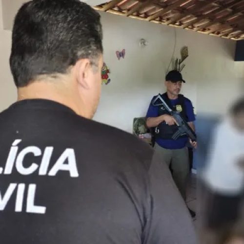 HOMEM É PRESO POR ES7UPR4R A PRÓPRIA FILHA DE 10 ANOS E A AMIGA DELA DE 12 ANOS