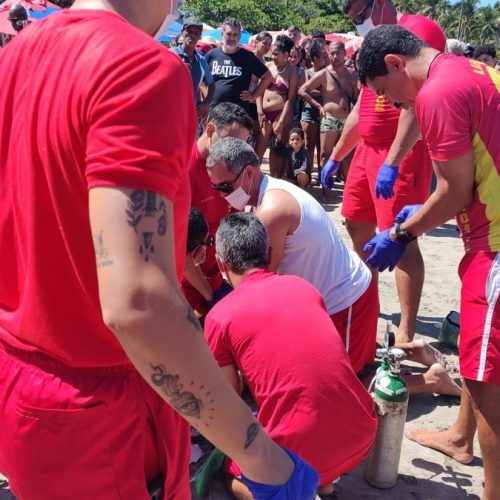 HOMEM DE APROXIMADAMENTE 40 ANOS MORRE AFOGADO NA PRAIA DE PAJUÇARA, PRÓXIMO À FEIRINHA DO ARTESANATO, EM MACEIÓ