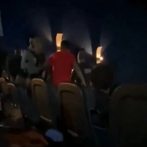 Jovens são retirados de cinema por fumar maconha durante filme de Bob Marley; vídeo