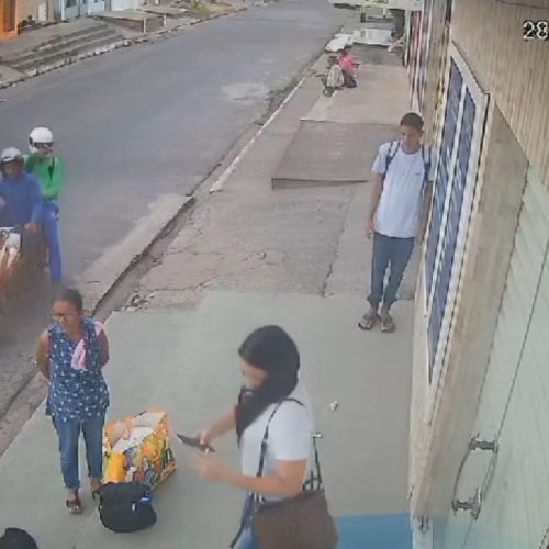Moradores em um ponto de ônibus no Village II foram assaltados por uma dupla em uma moto às 6h da manhã.