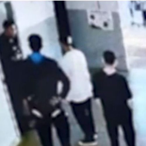 Estudante é baleado por amigo dentro do banheiro da escola